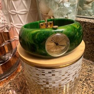 Royal Dynasty 17 jewel Hinged Green Marbled Bakelite Swirl Bangle Watch untested